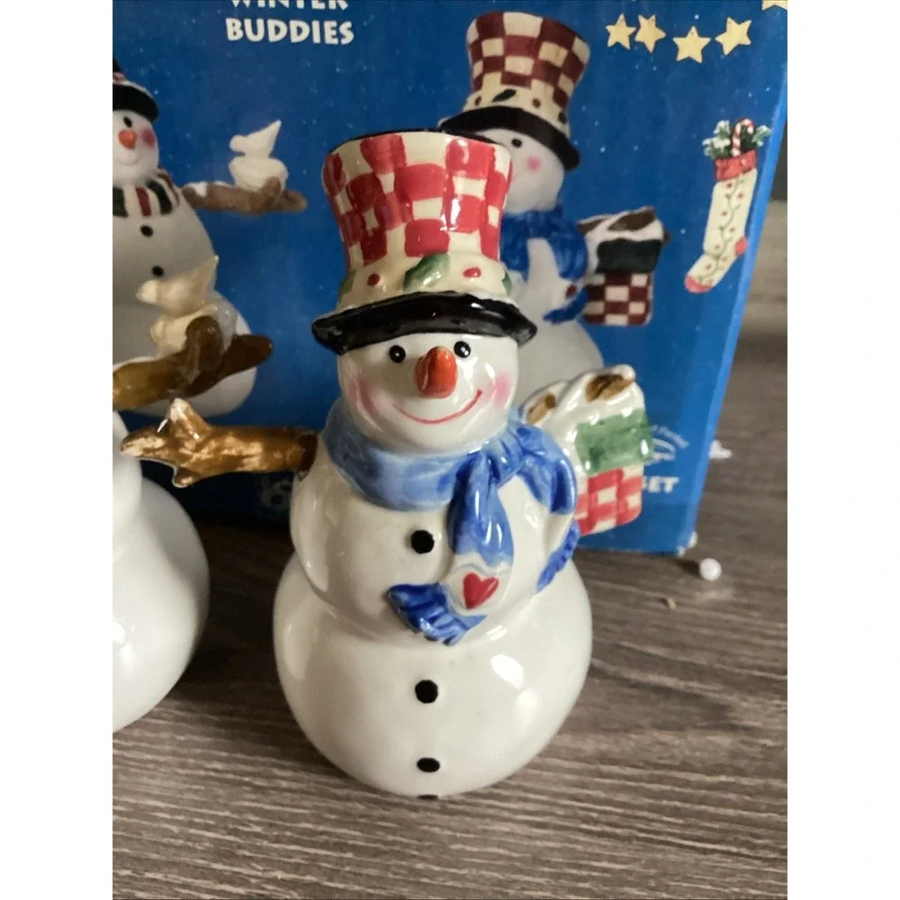 Oneida Kitchen Winter Buddies Salt & Pepper Shaker Set